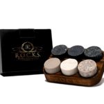 Pietre Raffreddanti Per Il Whisky – Set Con 6 Pietre Rotonde Premium Fatte A Mano – Confezione In Legno Massiccio & Vassoio – Regalo Perfetto Da R.O.C.K.S.