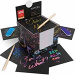 Arteza Blocco Notes da Grattare Scratch da 9.8×9.3cm, Set di 202 Fogli, Olografici: Argento, Oro, Rosa, Blu e Motivi Spaziali, Include 2 Scratchers, 2 Temperini, Per Bambini, e Progetti Art Fai da Te