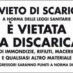 Cartello Alluminio cm 50×35 DIVIETO di Scarico A Norma delle LEGGI SANITARIE È VIETATA LA DISCARICA di IMMONDIZIE, RIFIUTI MACERIE E Qualsiasi Altro Materiale