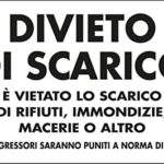 cartello alluminio cm 30×20 DIVIETO DI SCARICO E’ VIETATO LO SCARICO DI RIFIUTI, IMMONDIZIE, MACERIE O ALTRO A NORMA DELL’ART 56